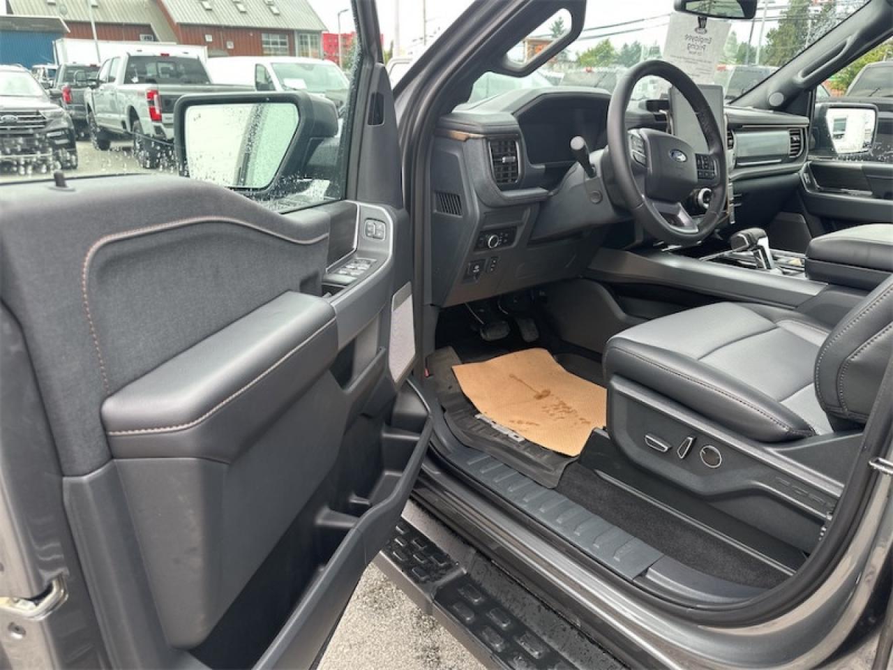 2025 Ford F-150 Lightning Lariat Photo5