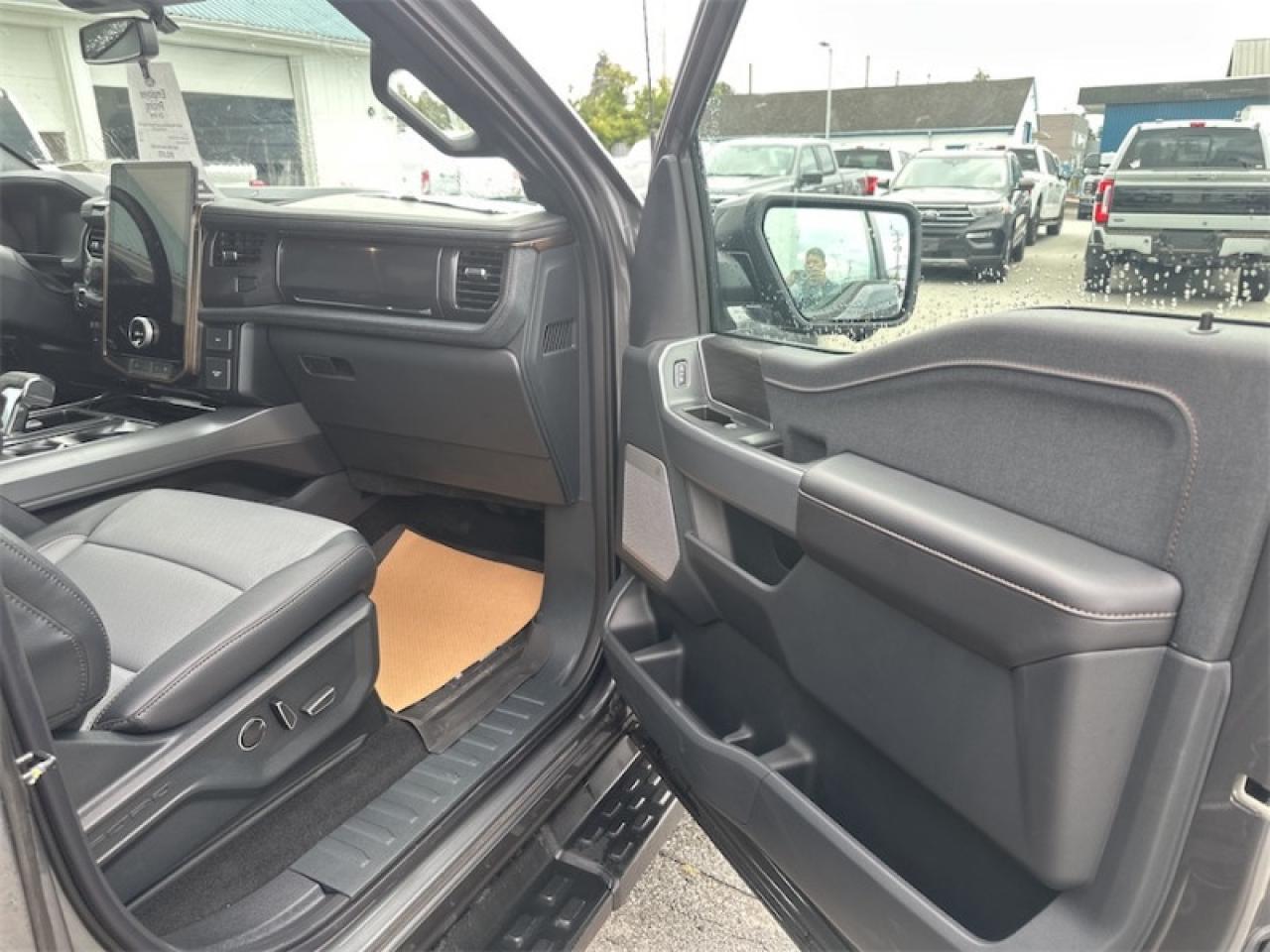 2025 Ford F-150 Lightning Lariat Photo5