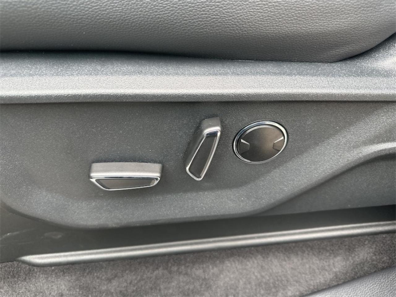 2025 Ford F-150 Lightning Lariat Photo5