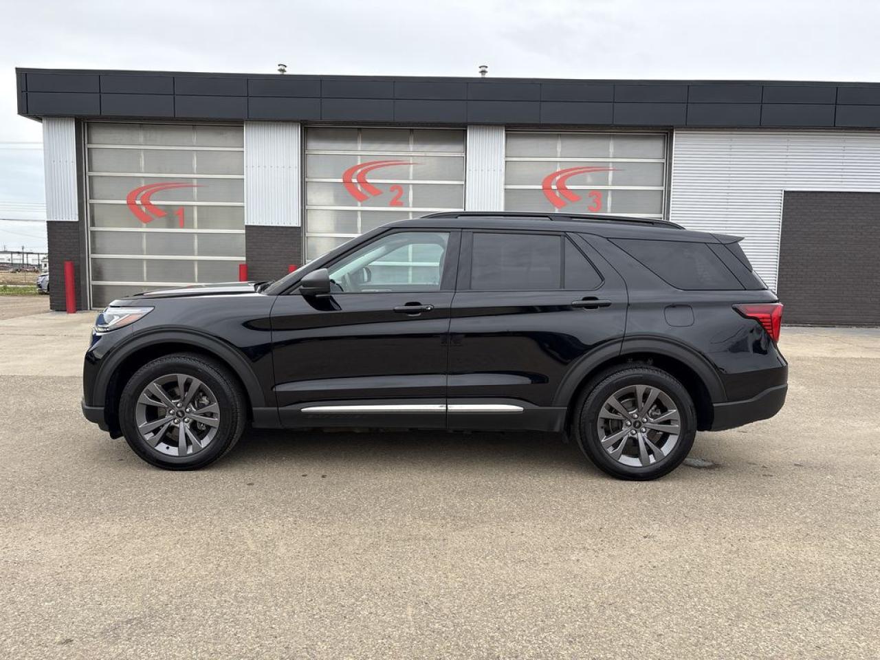 2025 Ford Explorer Active Photo3