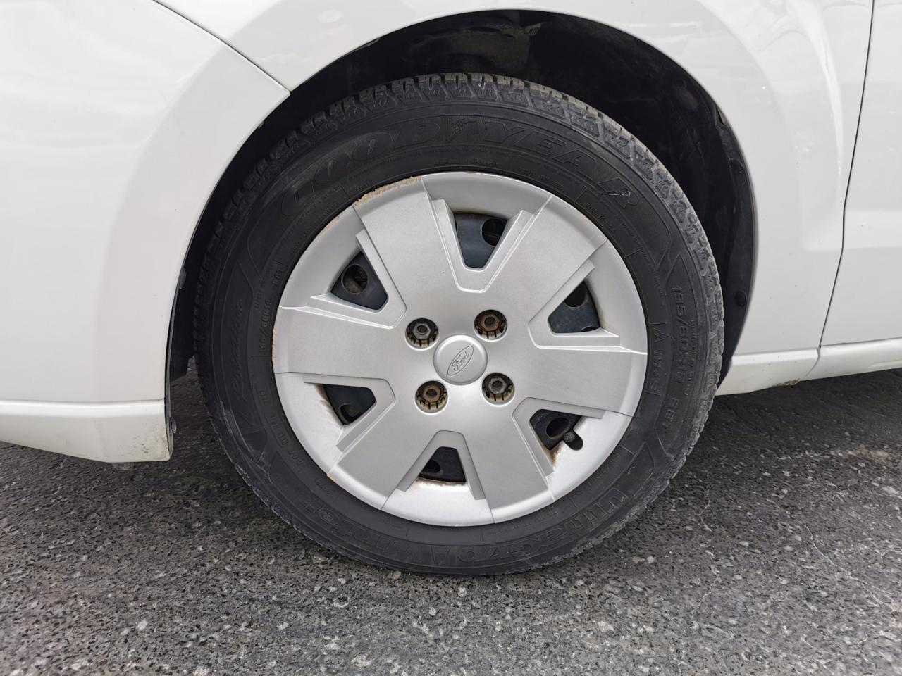 2011 Ford Focus SE - Photo #9