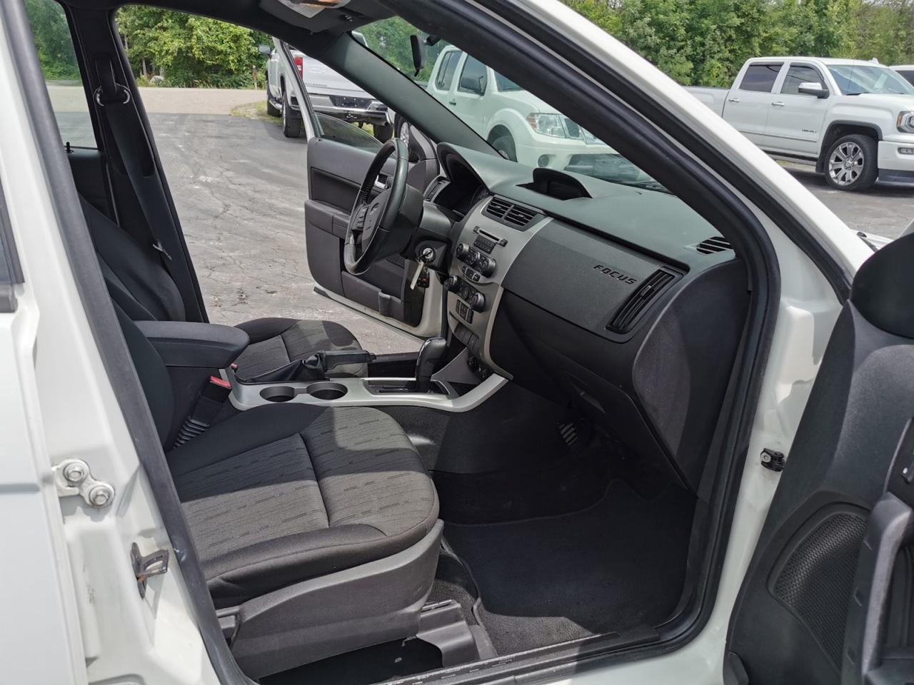 2011 Ford Focus SE - Photo #17