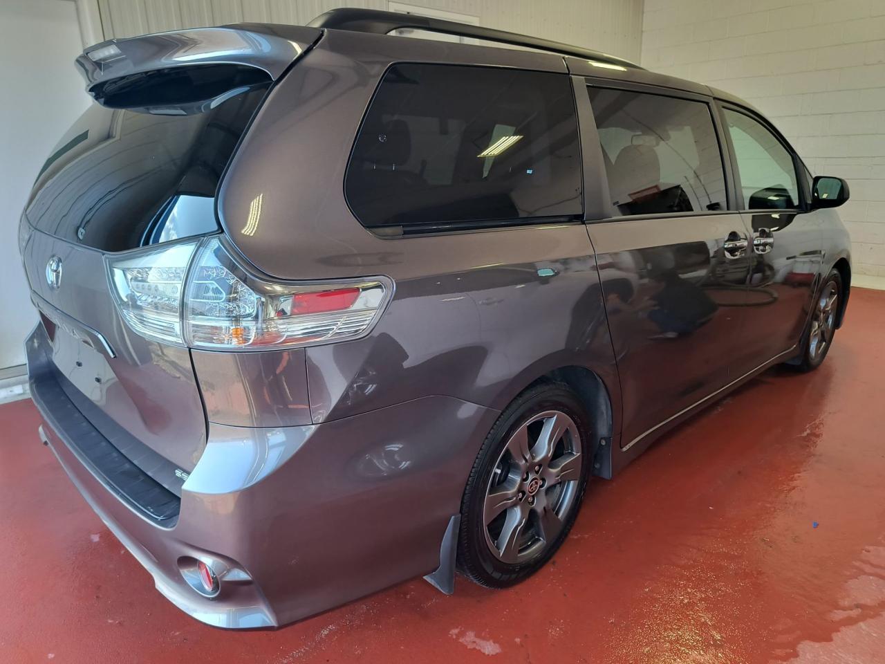 2020 Toyota Sienna SE Photo1
