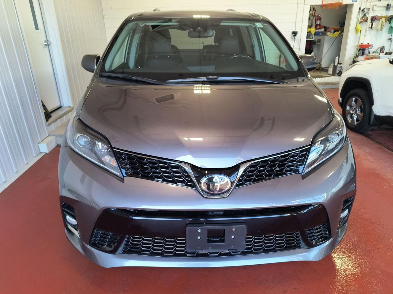2020 Toyota Sienna SE Photo2