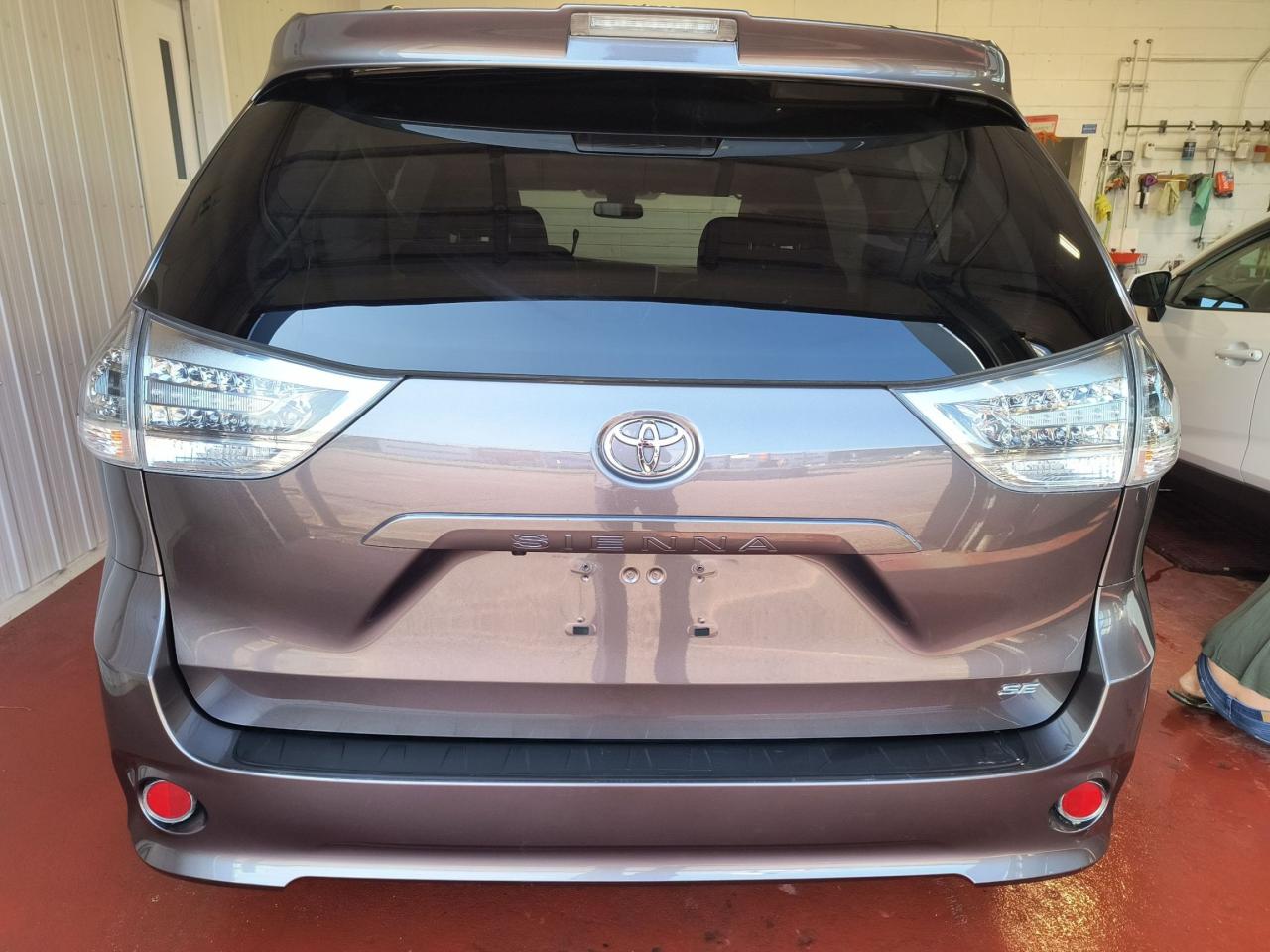 2020 Toyota Sienna SE Photo4