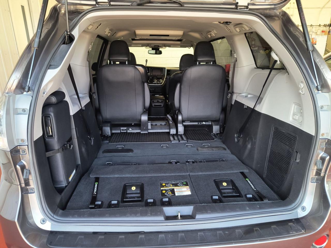 2020 Toyota Sienna SE Photo