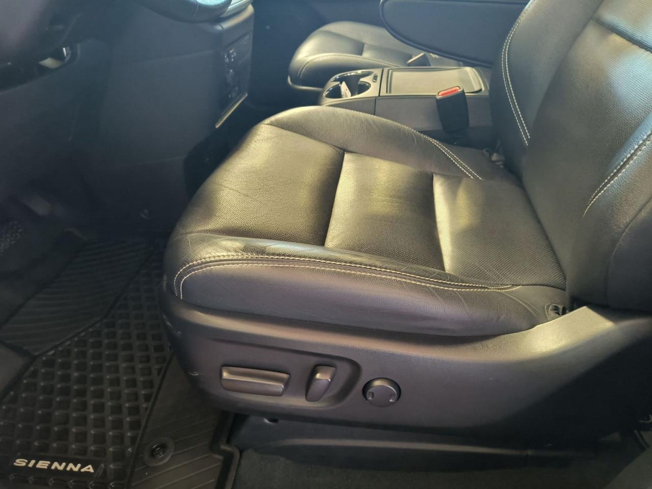 2020 Toyota Sienna SE Photo