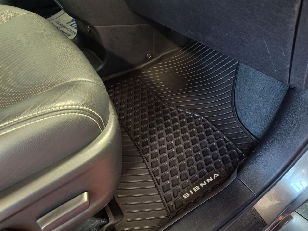 2020 Toyota Sienna SE Photo