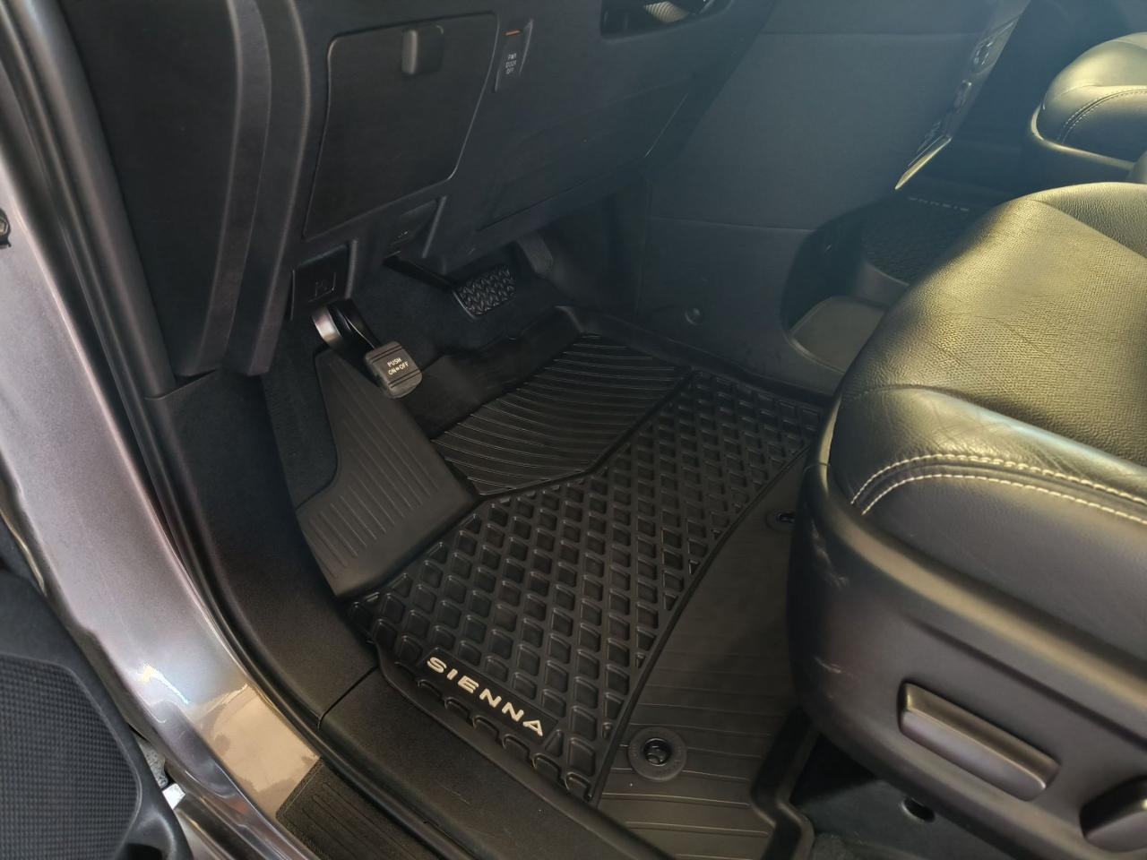 2020 Toyota Sienna SE Photo