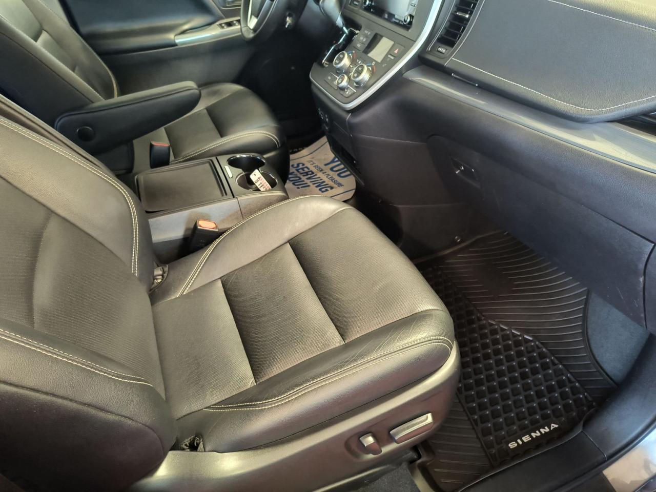 2020 Toyota Sienna SE Photo