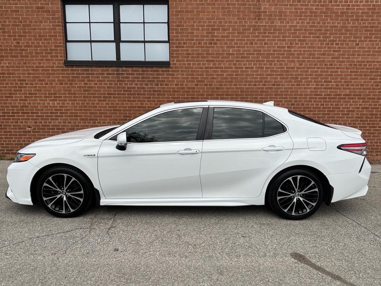 2018 Toyota Camry Hybrid SE Auto Photo