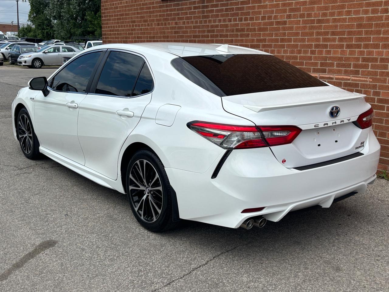 2018 Toyota Camry Hybrid SE Auto Photo