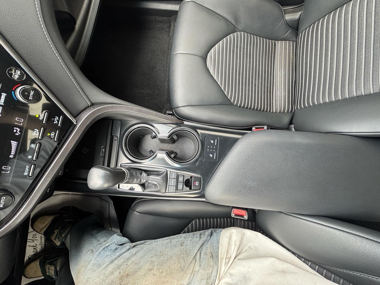 2018 Toyota Camry Hybrid SE Auto Photo