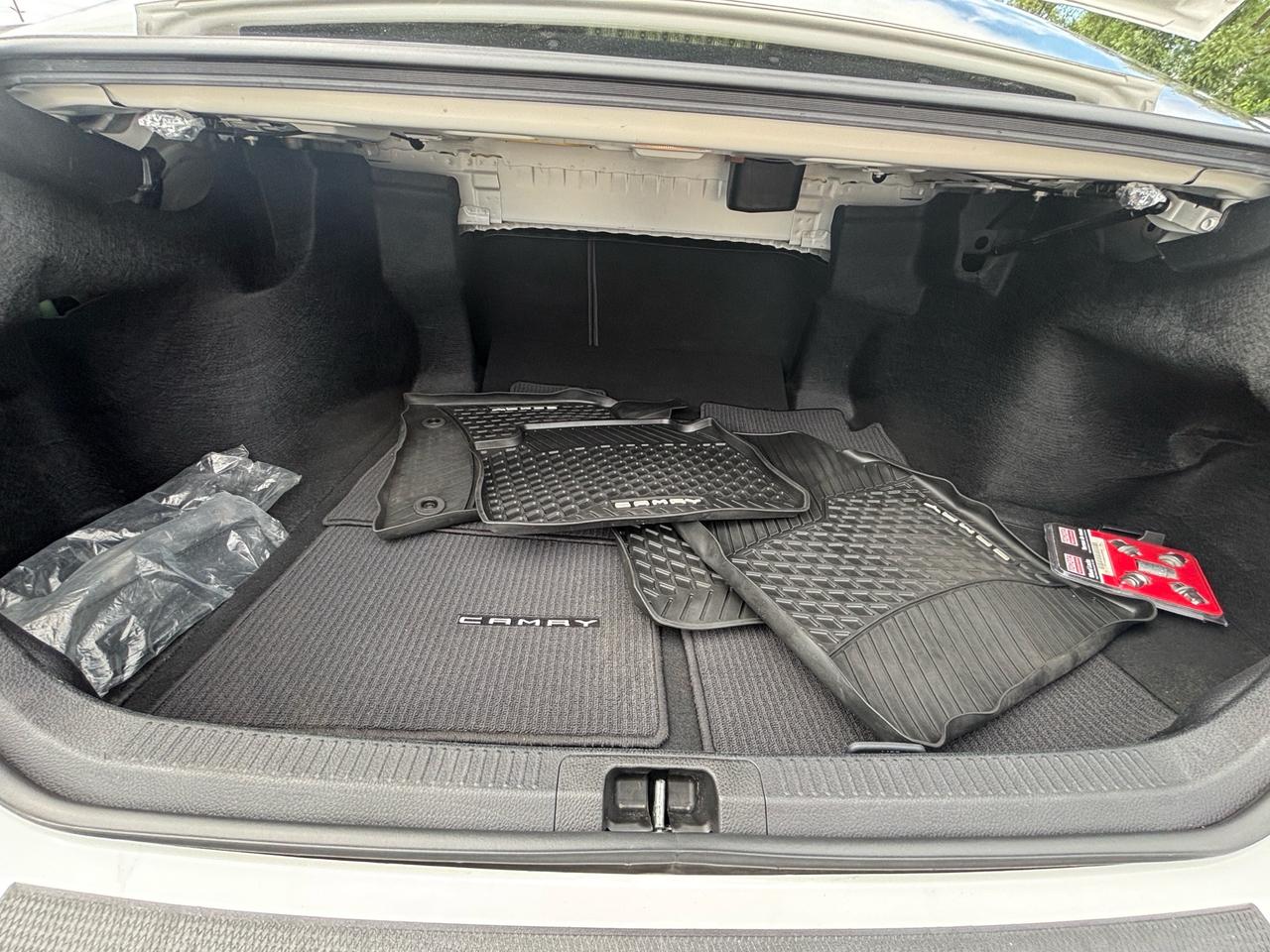 2018 Toyota Camry Hybrid SE Auto Photo