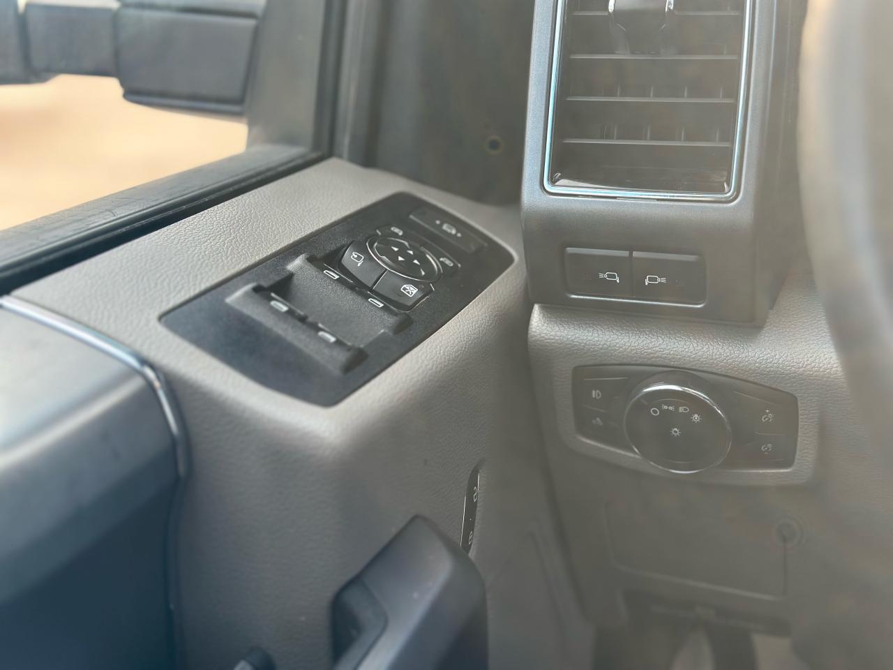 2021 Ford F-250 XLT 4X4 SUPERCREW W/ PREMIUM PACKAGE / SNOW & 5TH WHEEL PREP Photo5