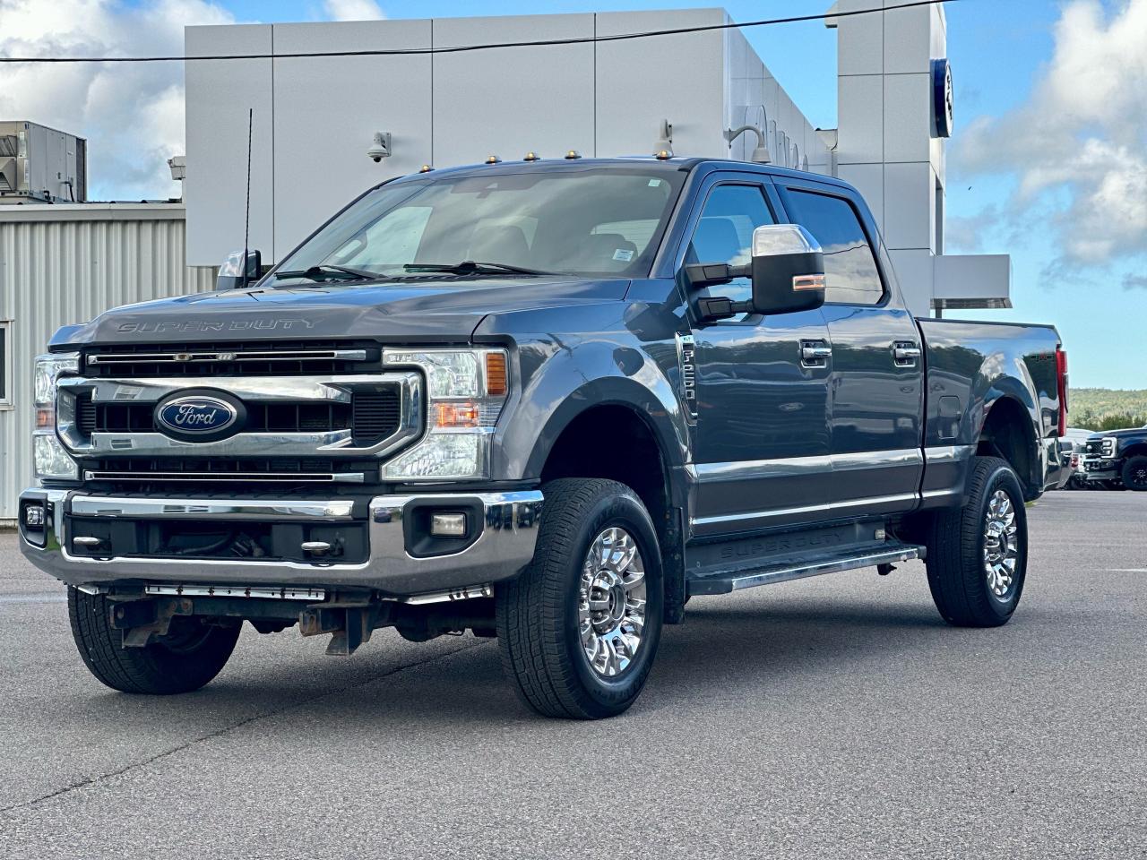 2021 Ford F-250 XLT 4X4 SUPERCREW W/ PREMIUM PACKAGE / SNOW & 5TH WHEEL PREP Photo2