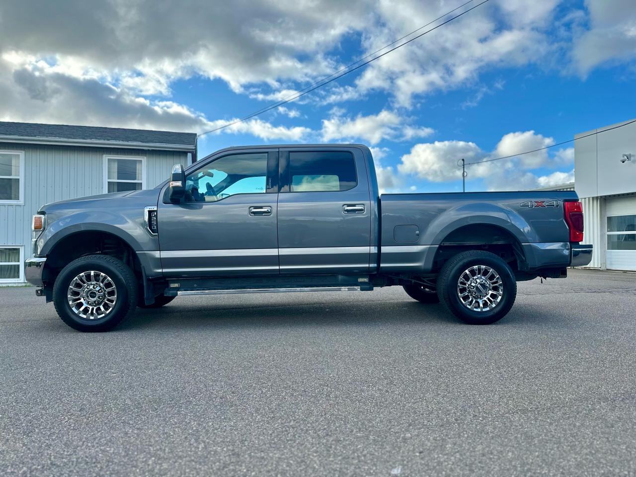 2021 Ford F-250 XLT 4X4 SUPERCREW W/ PREMIUM PACKAGE / SNOW & 5TH WHEEL PREP Photo3