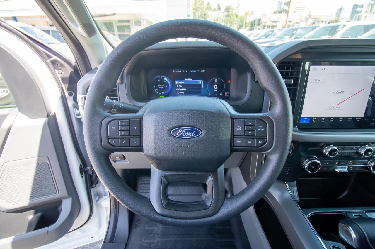 2025 Ford F-150 Lightning PRO 4WD SUPERCREW 5.5' BOX Photo5
