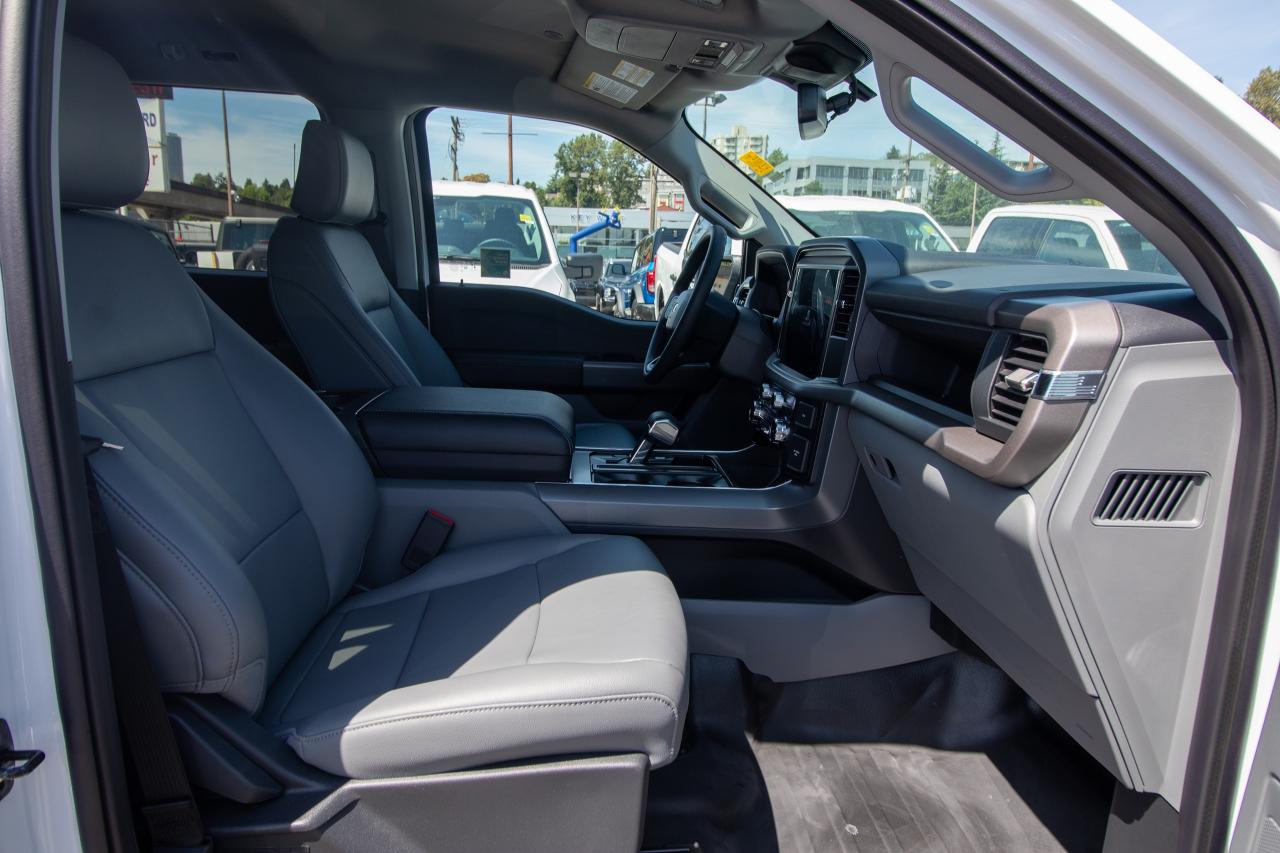 2025 Ford F-150 Lightning PRO 4WD SUPERCREW 5.5' BOX Photo5
