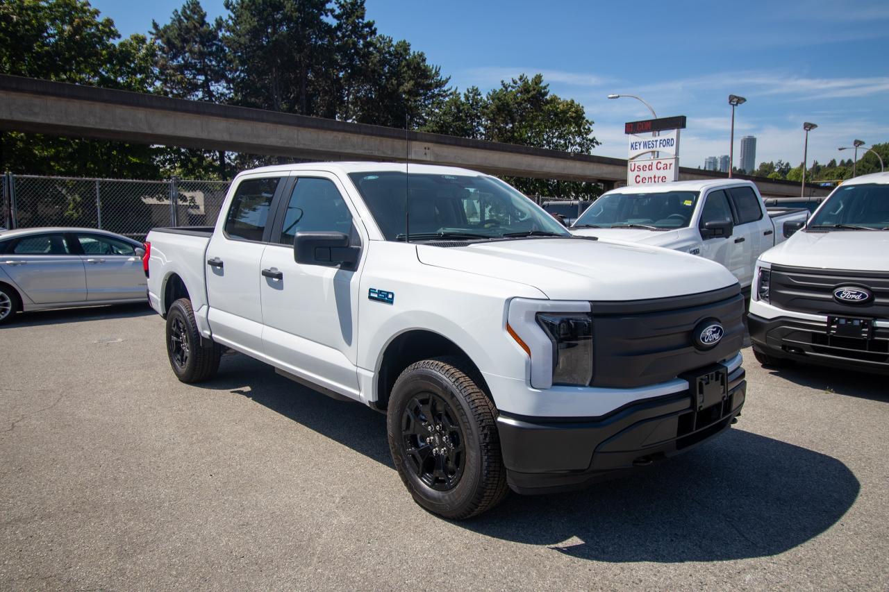 2025 Ford F-150 Lightning PRO 4WD SUPERCREW 5.5' BOX Photo5