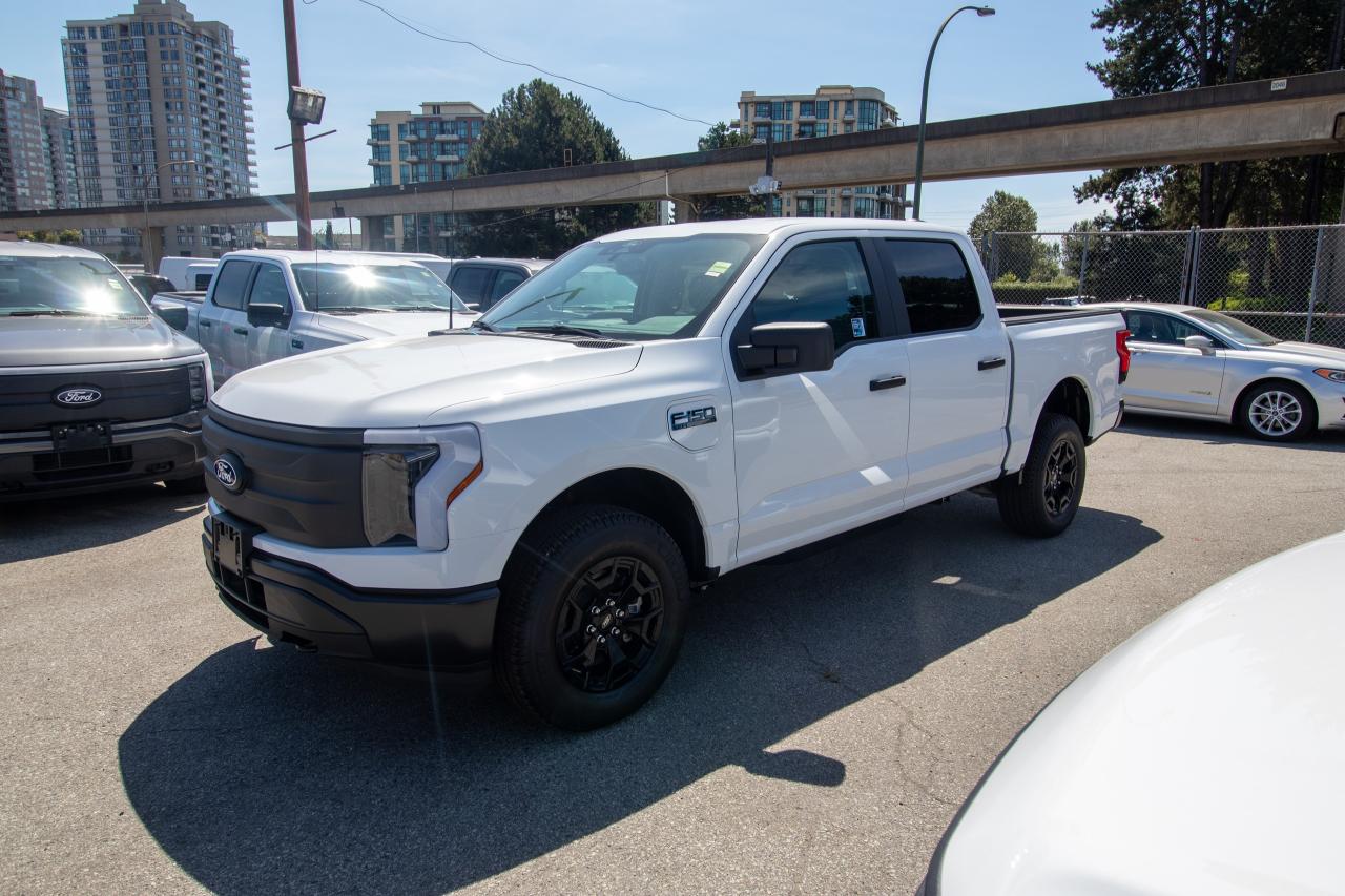 2025 Ford F-150 Lightning PRO 4WD SUPERCREW 5.5' BOX Photo5