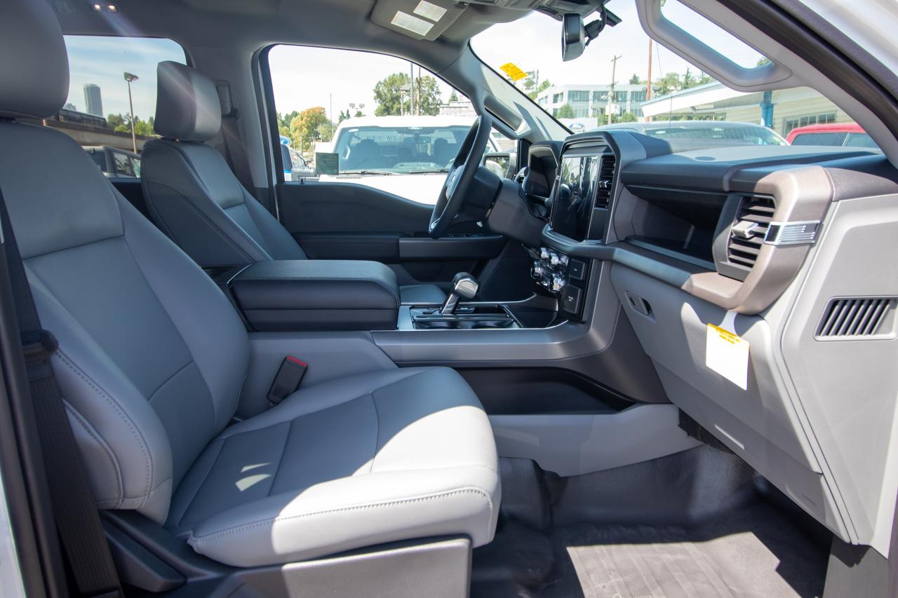 2025 Ford F-150 Lightning PRO 4WD SUPERCREW 5.5' BOX Photo5