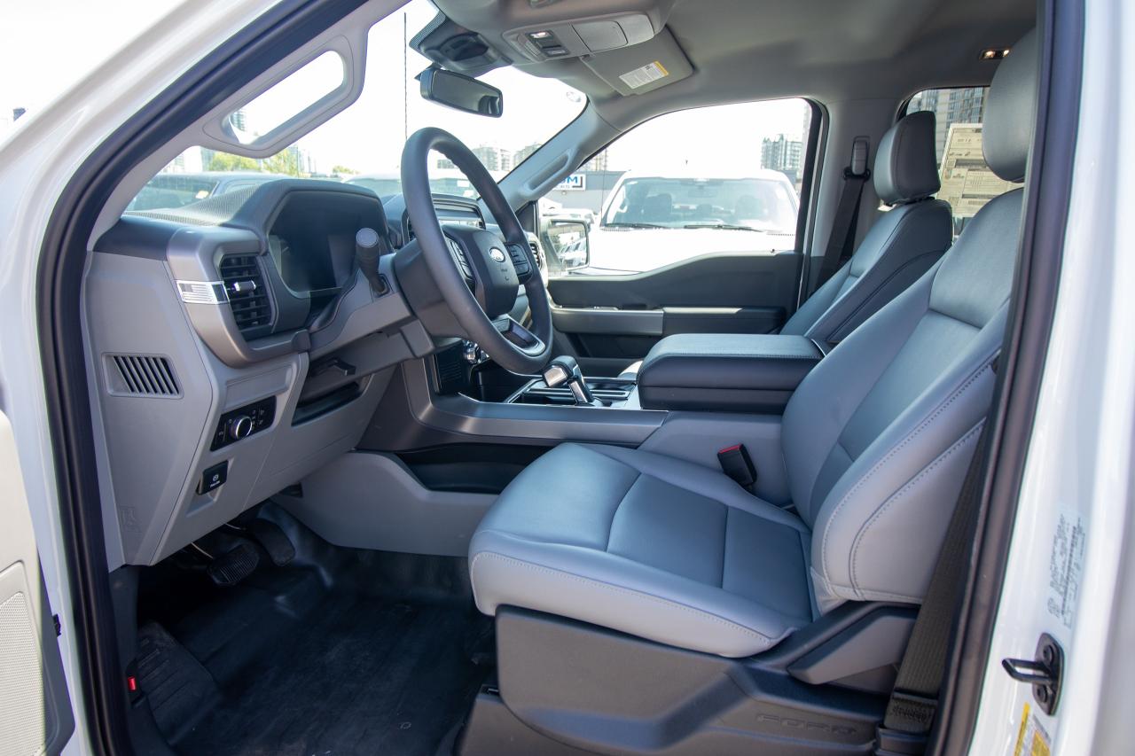 2025 Ford F-150 Lightning PRO 4WD SUPERCREW 5.5' BOX Photo5