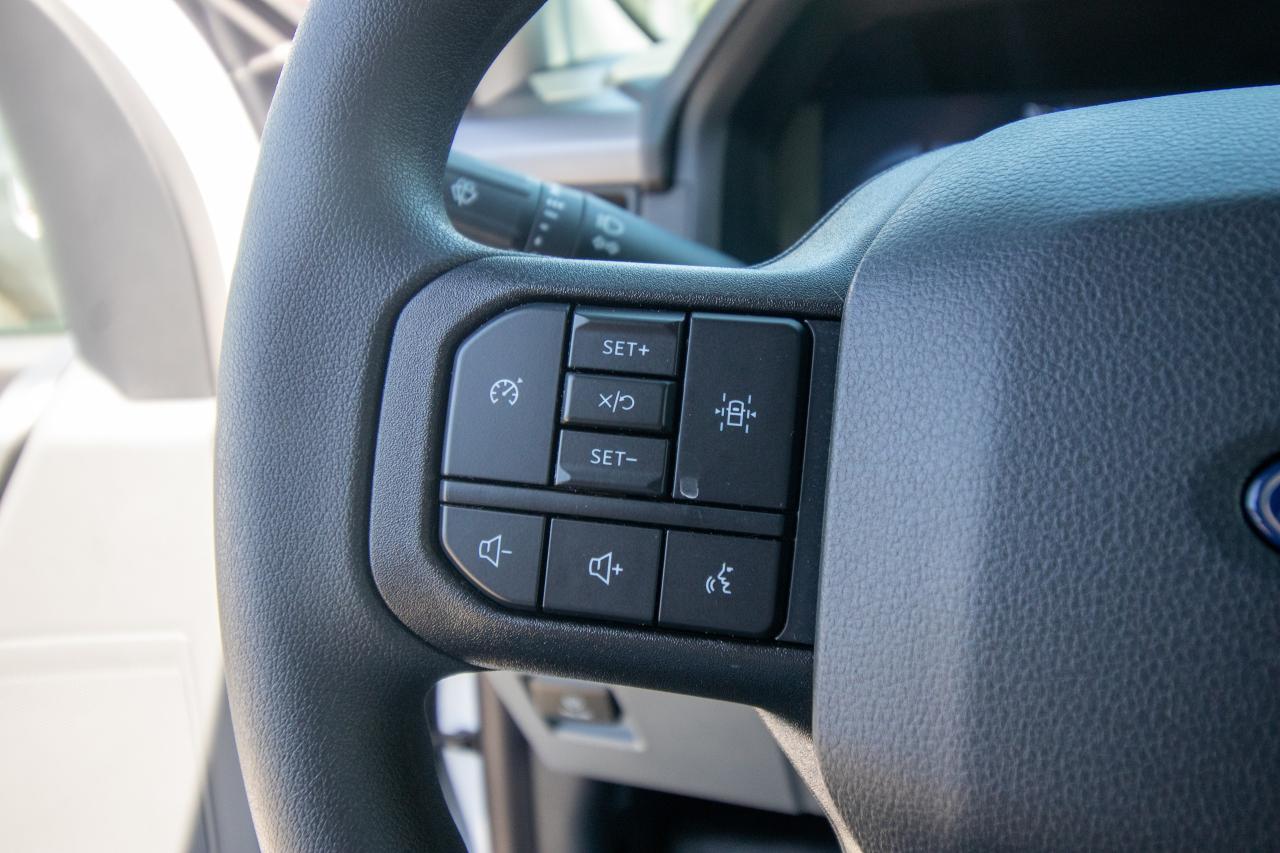 2025 Ford F-150 Lightning PRO 4WD SUPERCREW 5.5' BOX Photo5