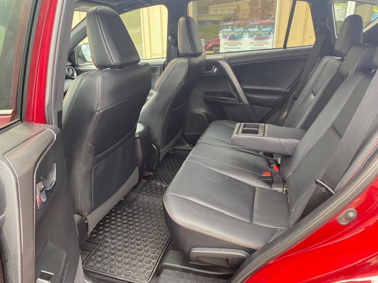 2018 Toyota RAV4 AWD SE - Photo #9