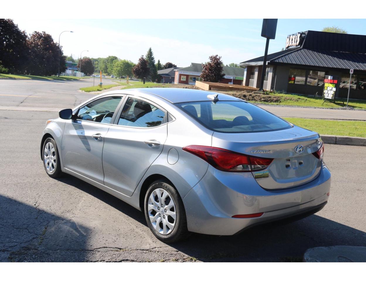 2016 Hyundai Elantra Limited - Photo #8