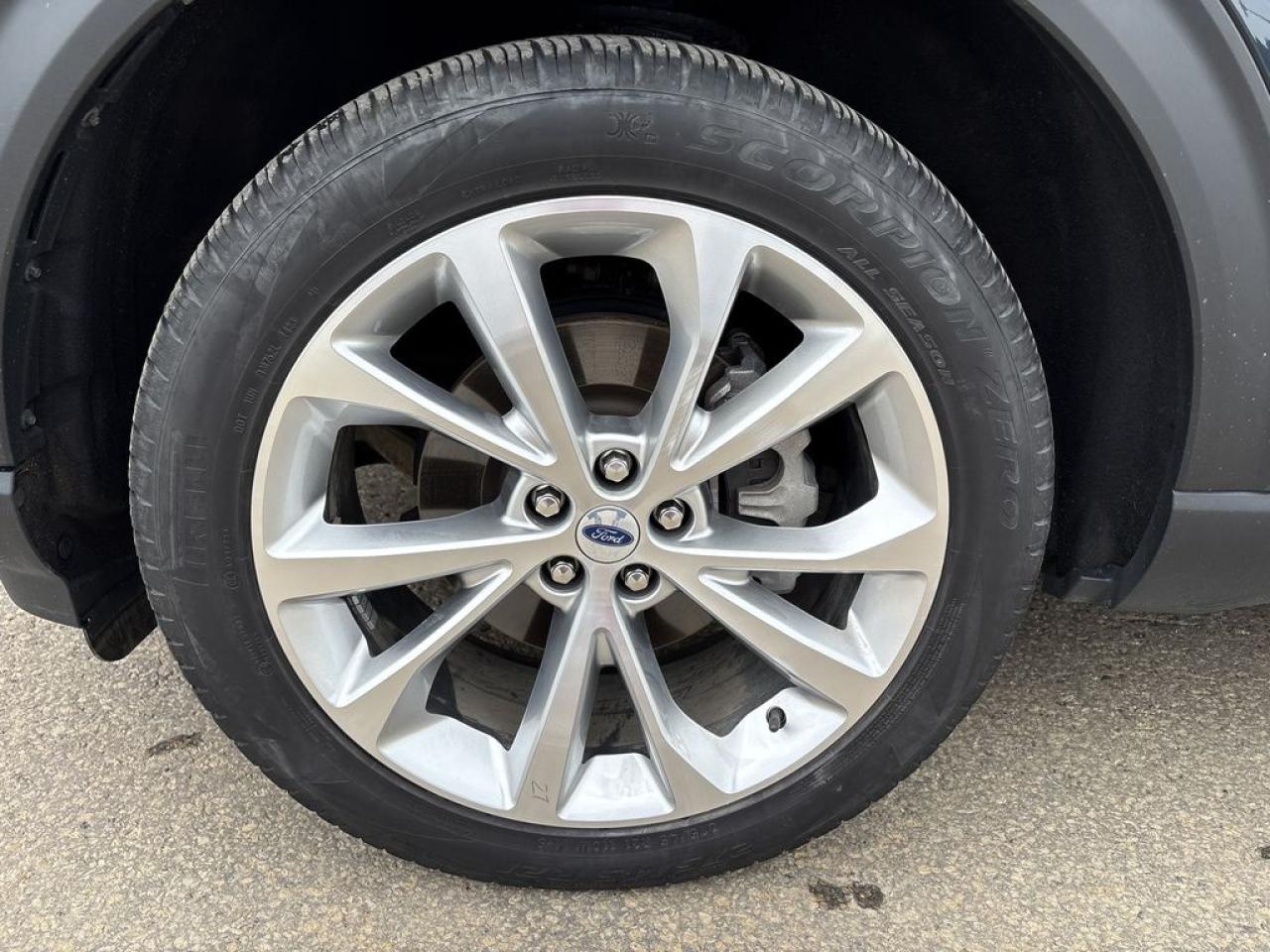 2023 Ford Explorer Platinum Photo