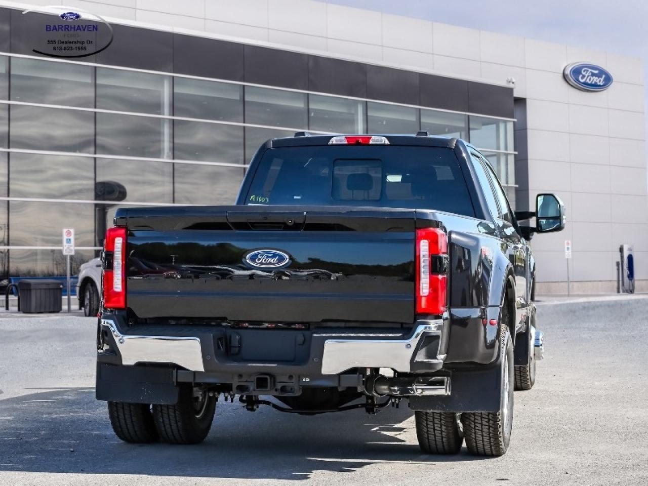 2025 Ford F-350 Super Duty DRW Lariat Photo2
