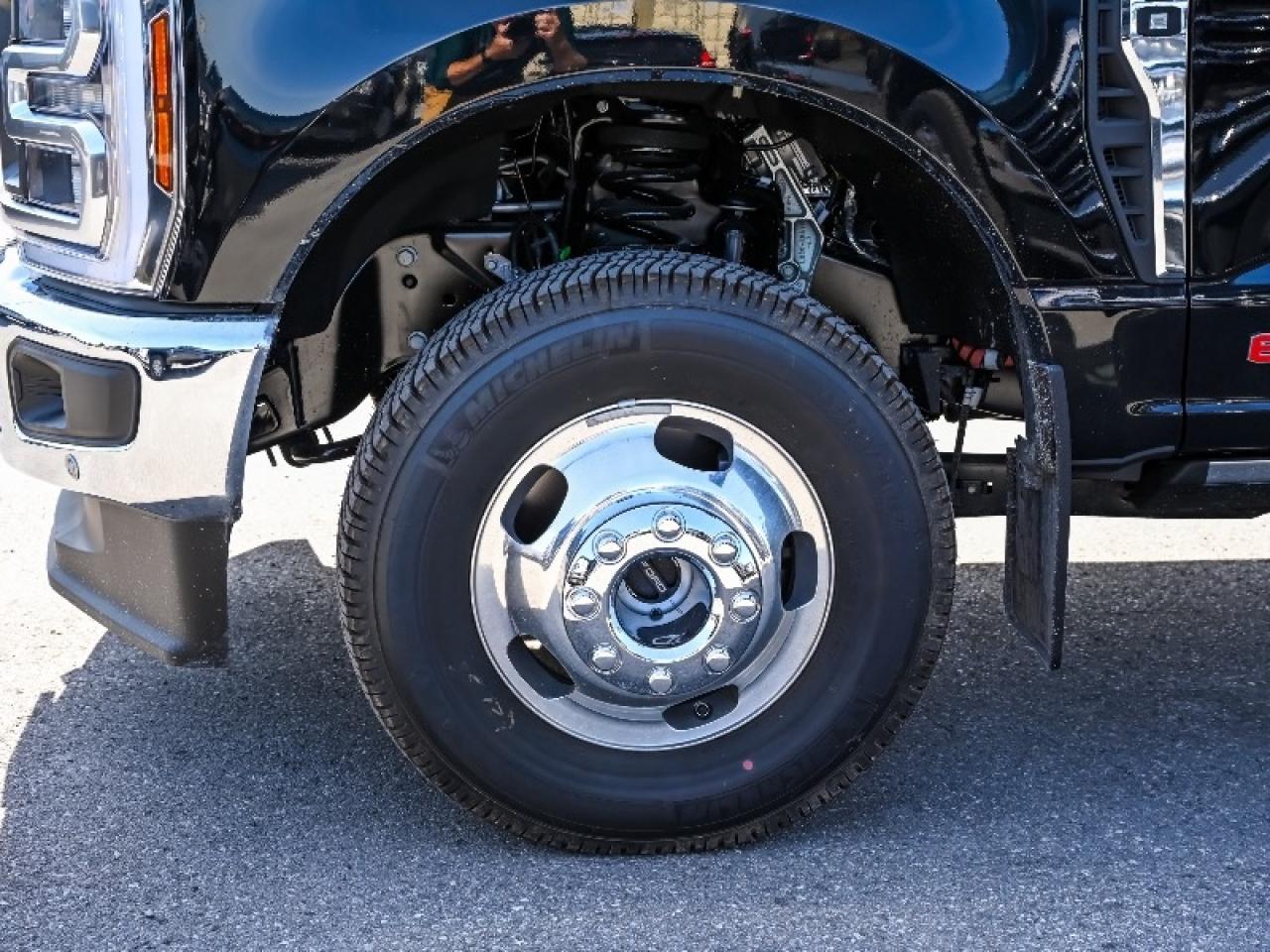 2025 Ford F-350 Super Duty DRW Lariat Photo