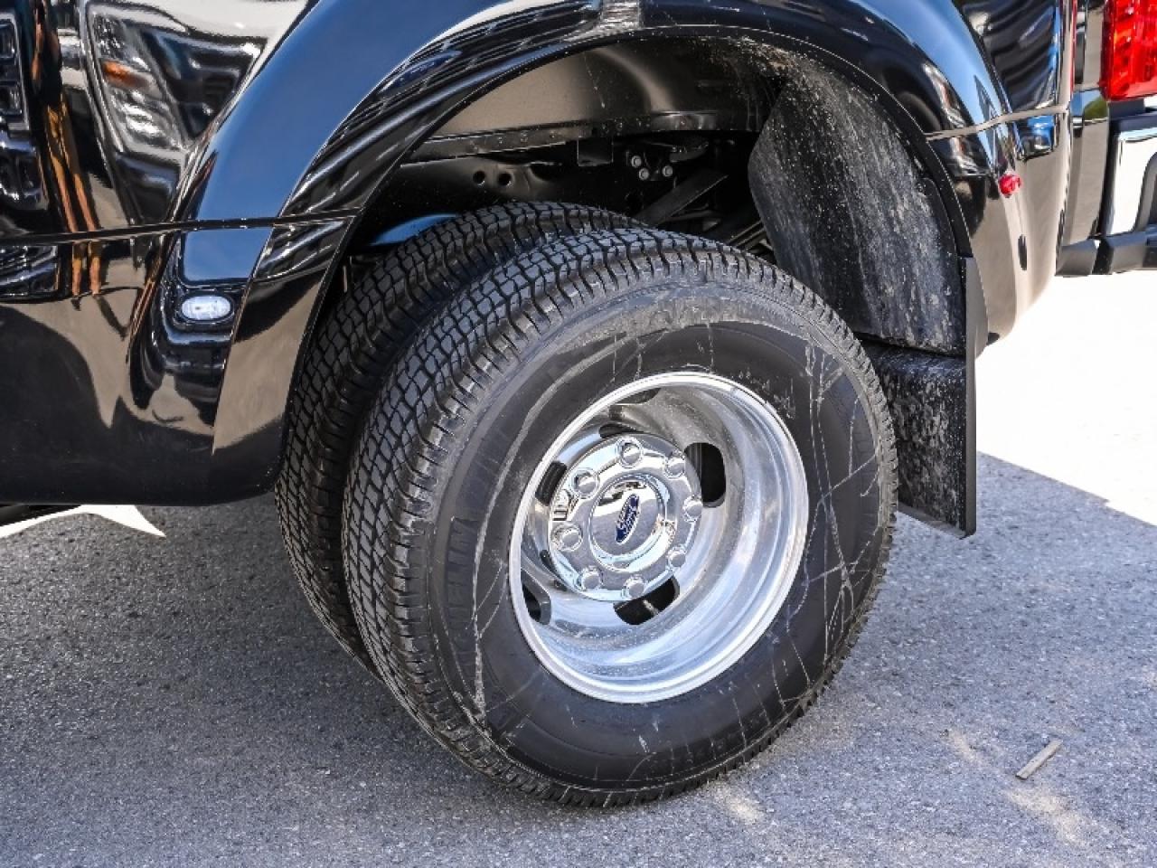 2025 Ford F-350 Super Duty DRW Lariat Photo