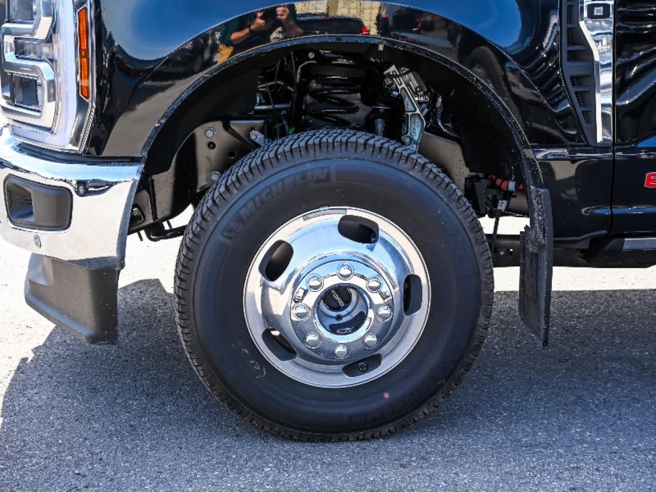 2025 Ford F-350 Super Duty DRW Lariat Photo