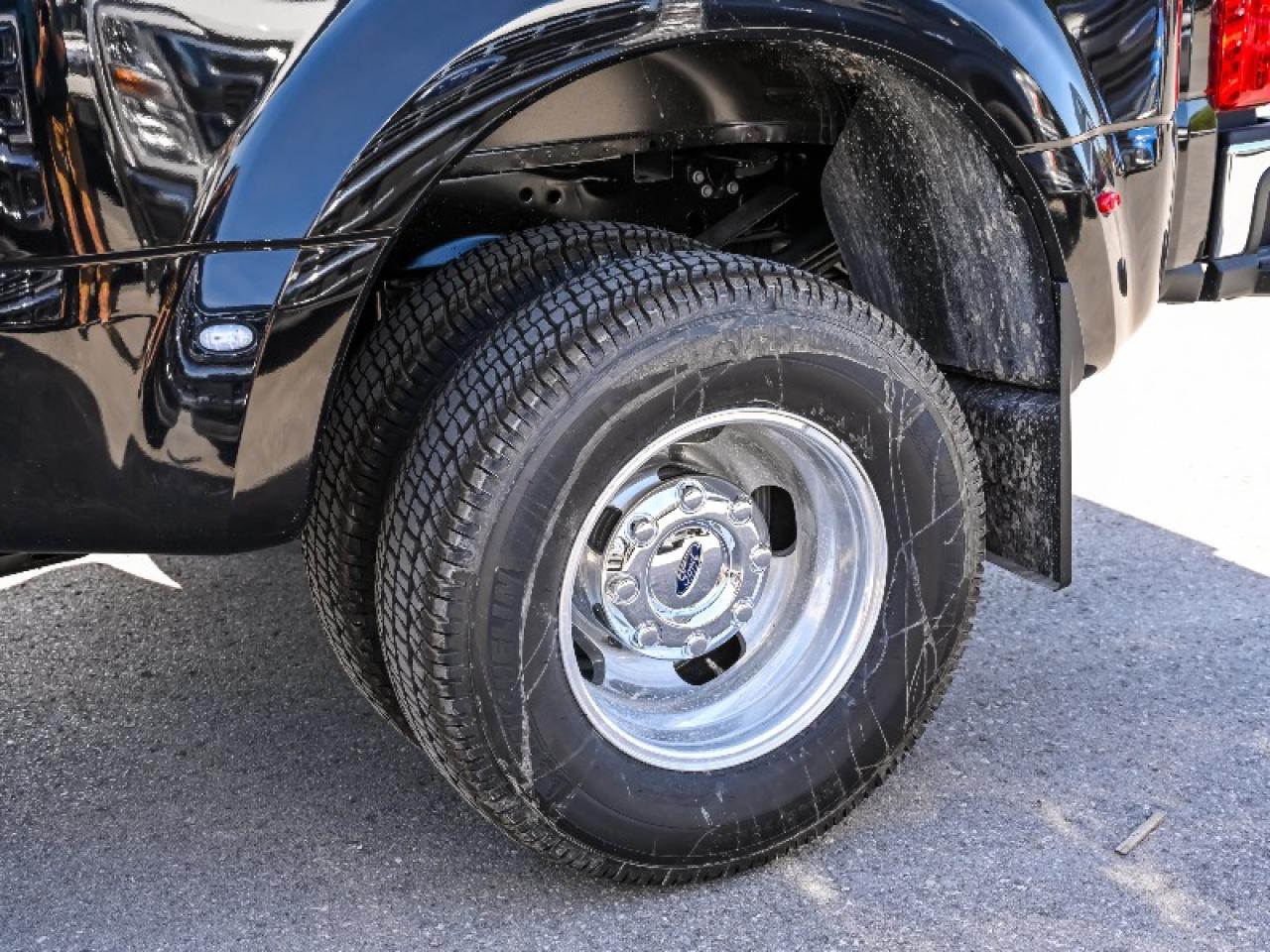 2025 Ford F-350 Super Duty DRW Lariat Photo