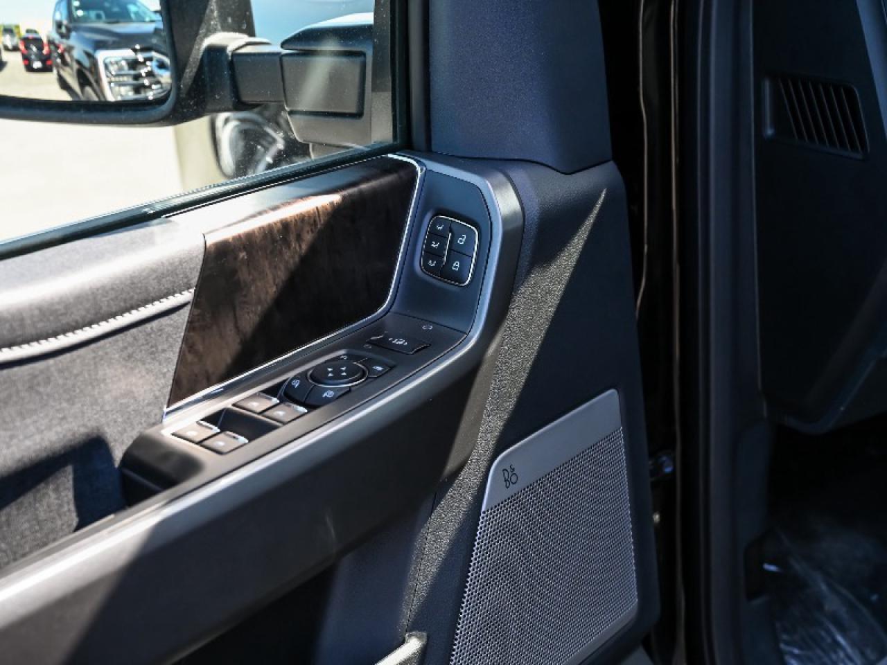 2025 Ford F-350 Super Duty DRW Lariat Photo