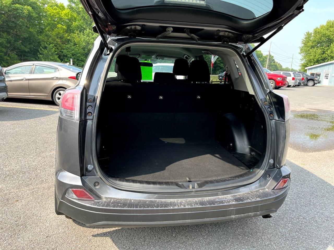 2016 Toyota RAV4 LE - Photo #9