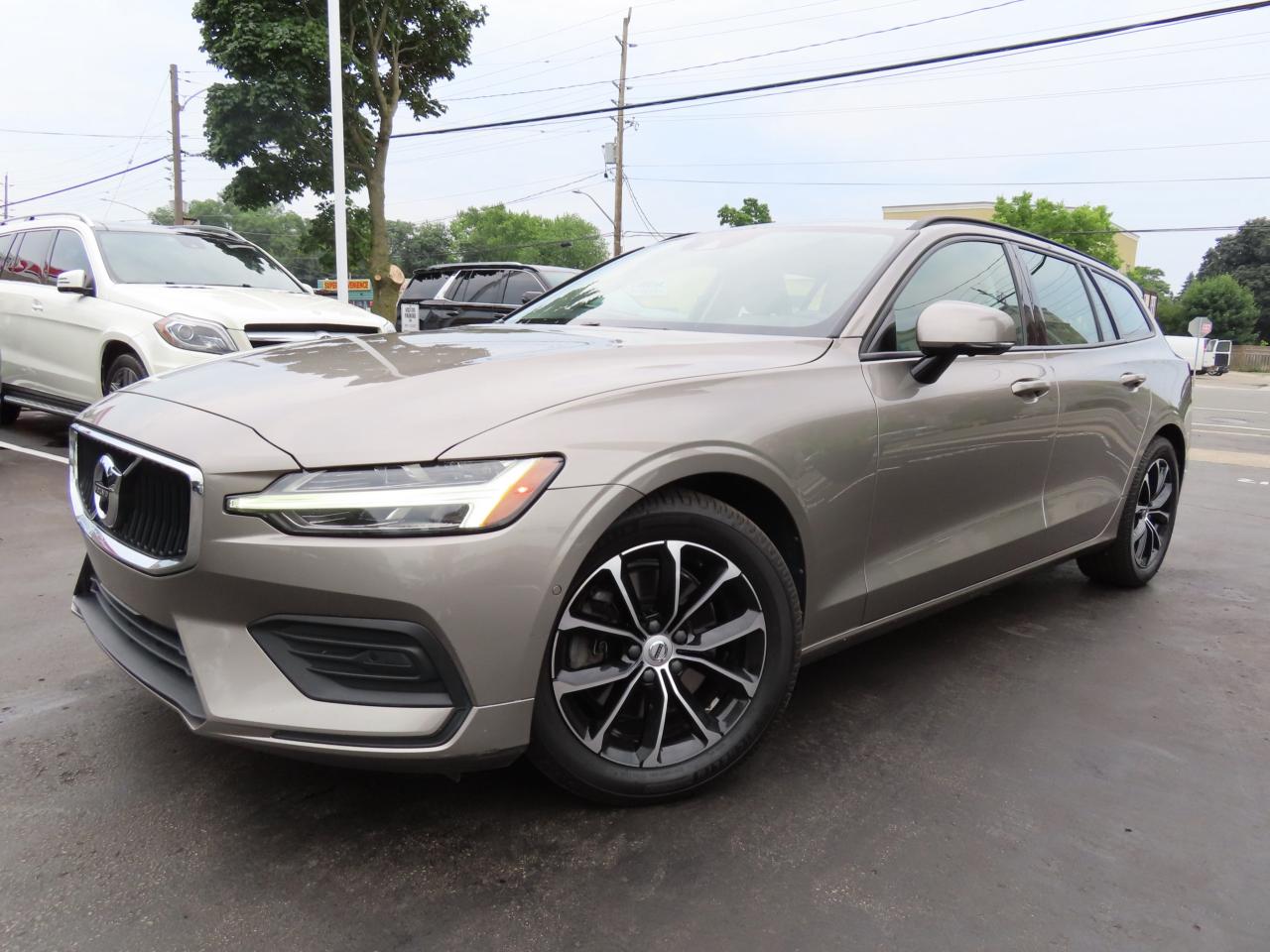 2019 Volvo V60 T5 Momentum - Navigation - Leather - Blind Spot Monitor !!! Photo3