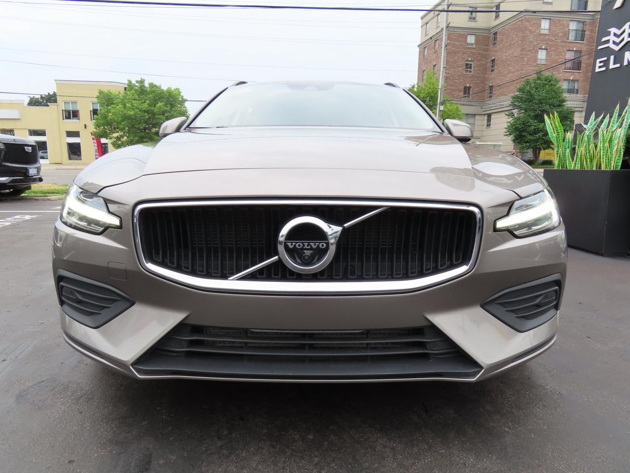 2019 Volvo V60 T5 Momentum - Navigation - Leather - Blind Spot Monitor !!! Photo