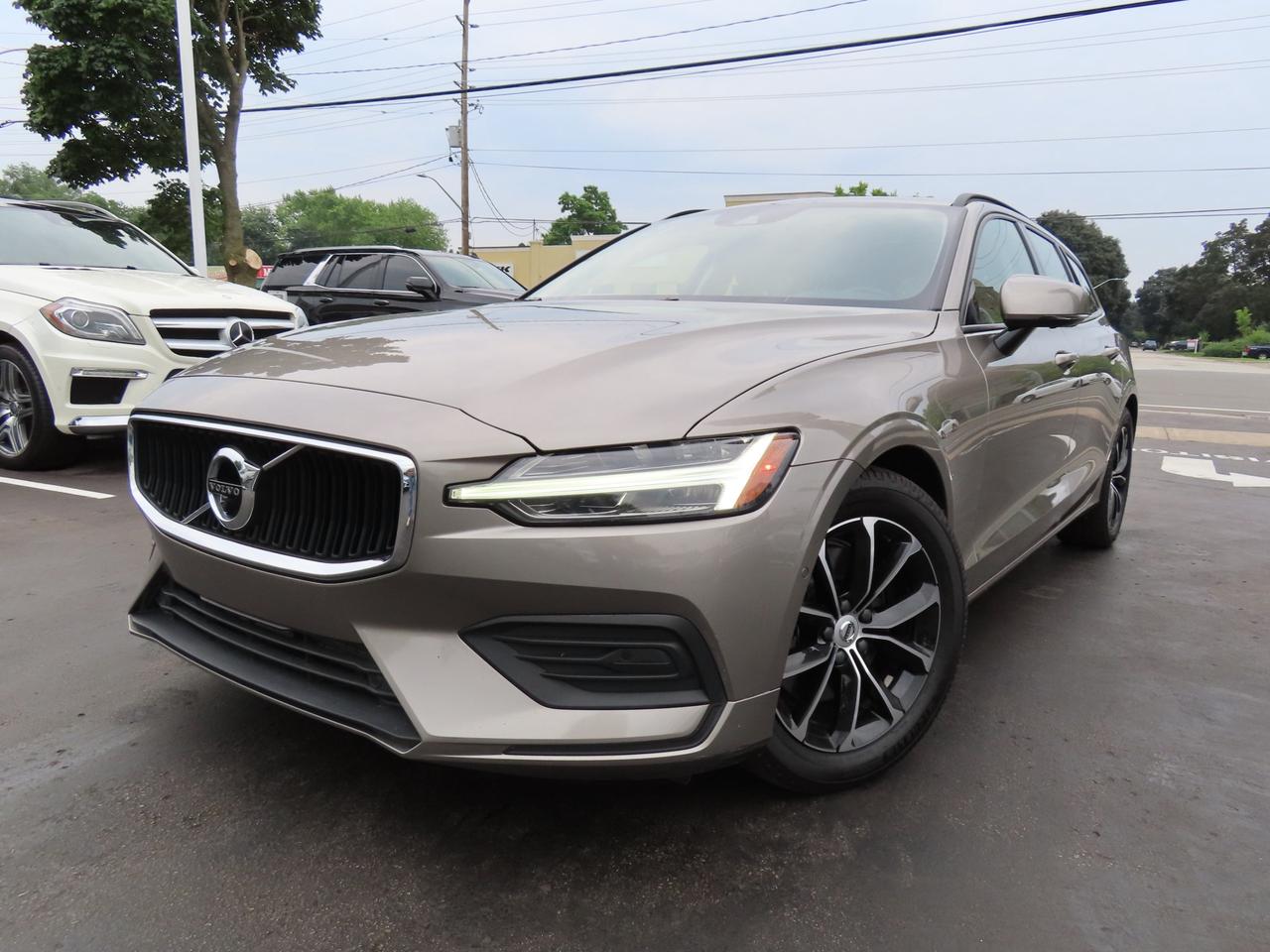 2019 Volvo V60 T5 Momentum - Navigation - Leather - Blind Spot Monitor !!! Photo