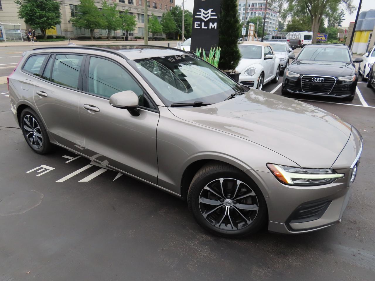 2019 Volvo V60 T5 Momentum - Navigation - Leather - Blind Spot Monitor !!! Photo