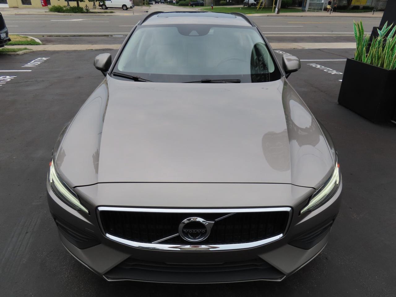 2019 Volvo V60 T5 Momentum - Navigation - Leather - Blind Spot Monitor !!! Photo