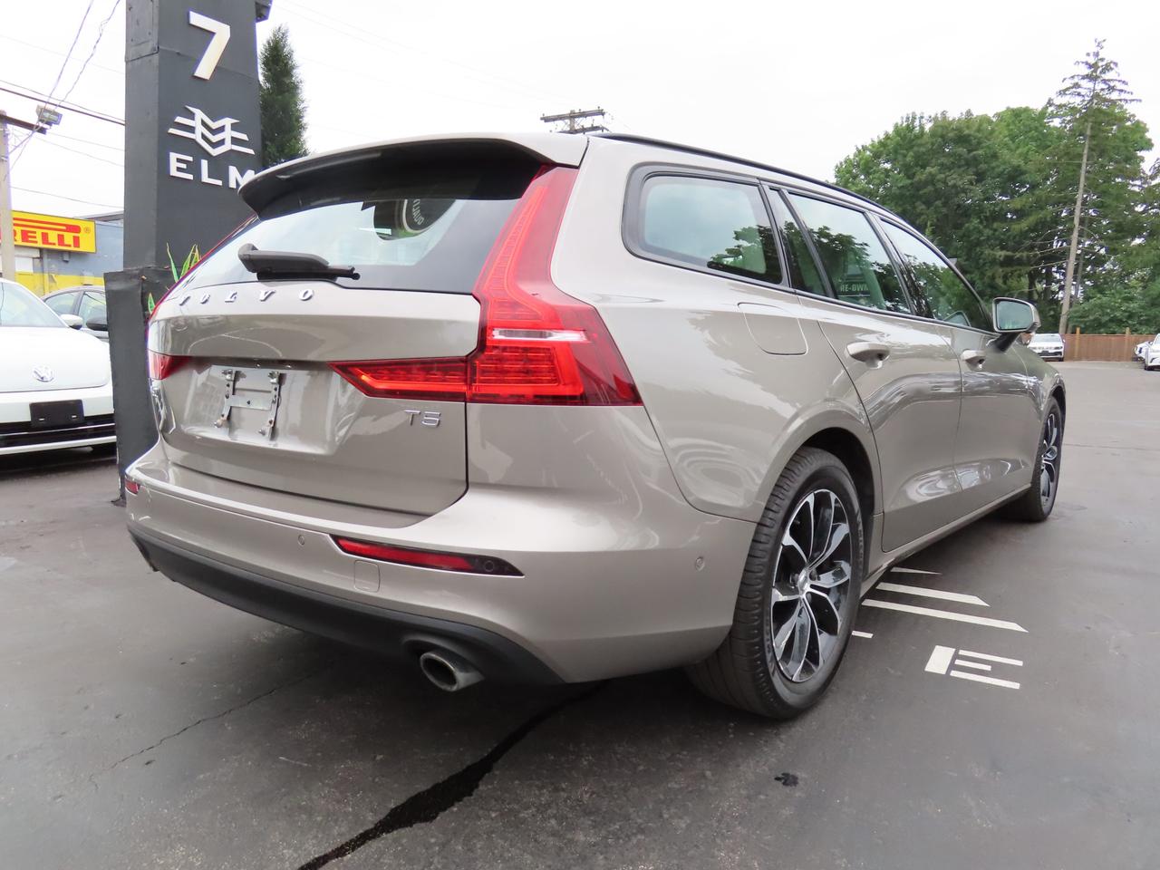 2019 Volvo V60 T5 Momentum - Navigation - Leather - Blind Spot Monitor !!! Photo