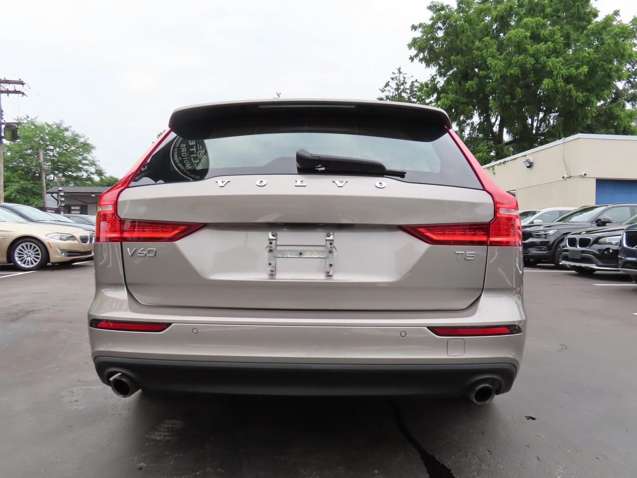 2019 Volvo V60 T5 Momentum - Navigation - Leather - Blind Spot Monitor !!! Photo