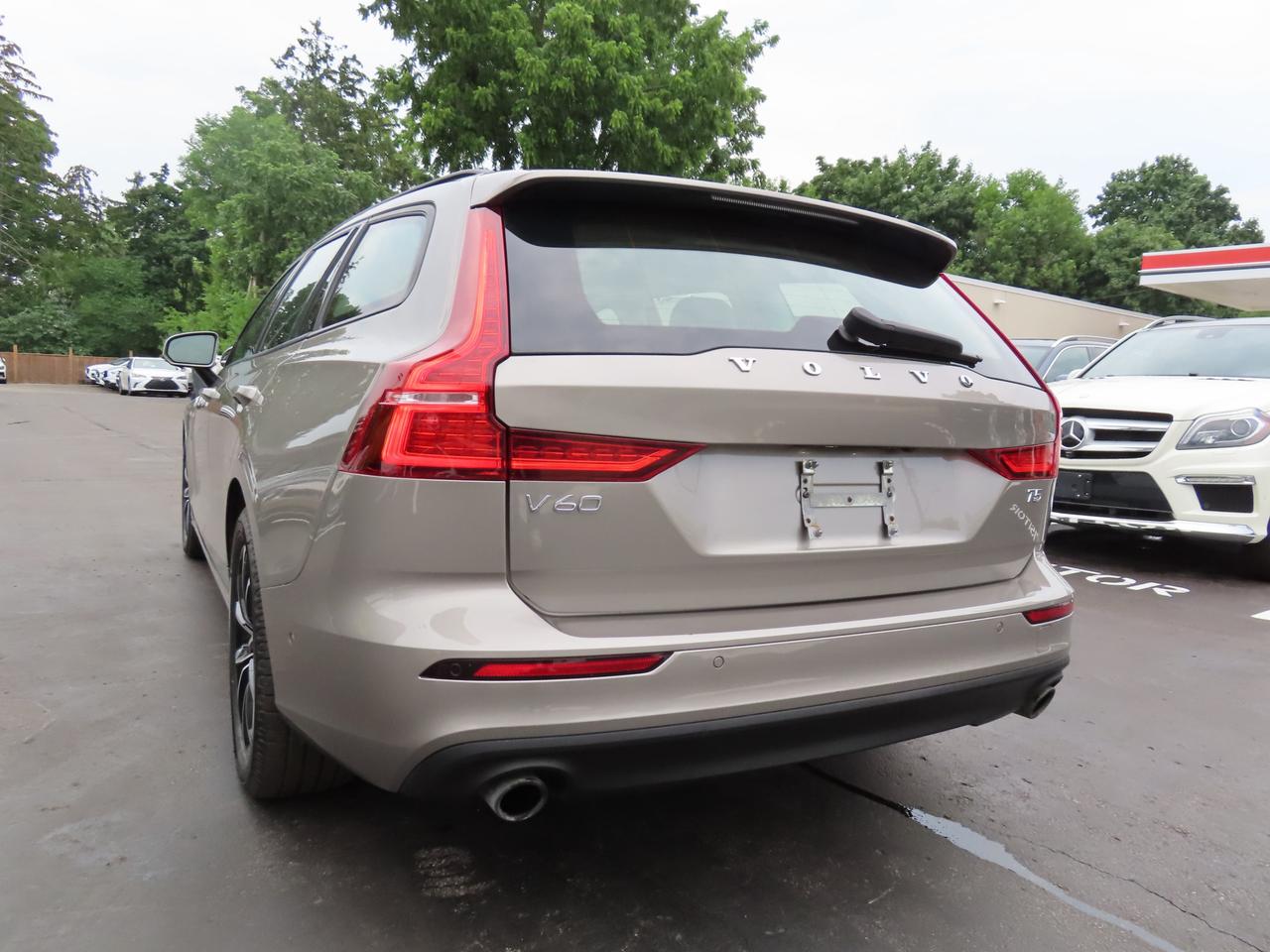 2019 Volvo V60 T5 Momentum - Navigation - Leather - Blind Spot Monitor !!! Photo