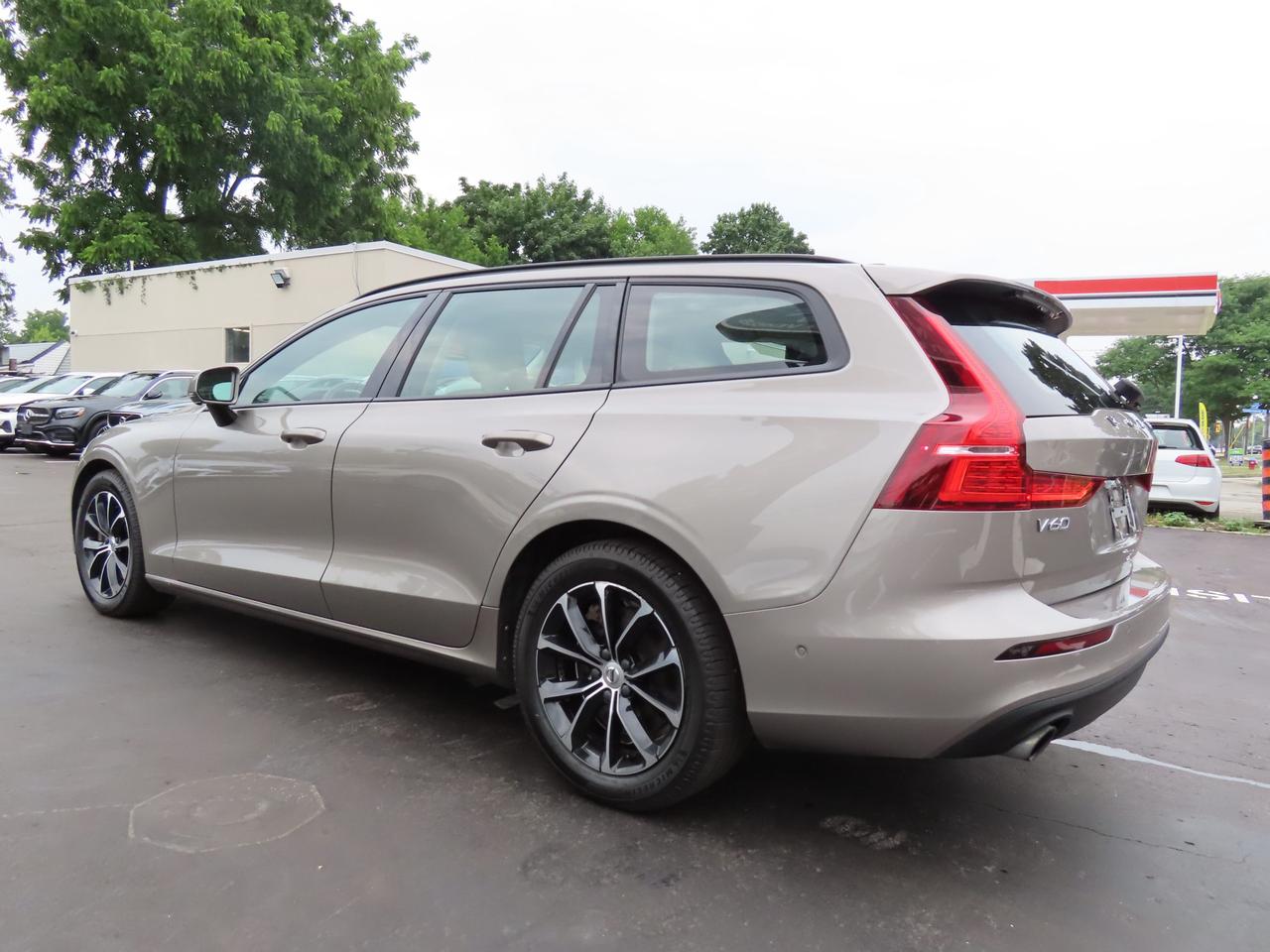 2019 Volvo V60 T5 Momentum - Navigation - Leather - Blind Spot Monitor !!! Photo