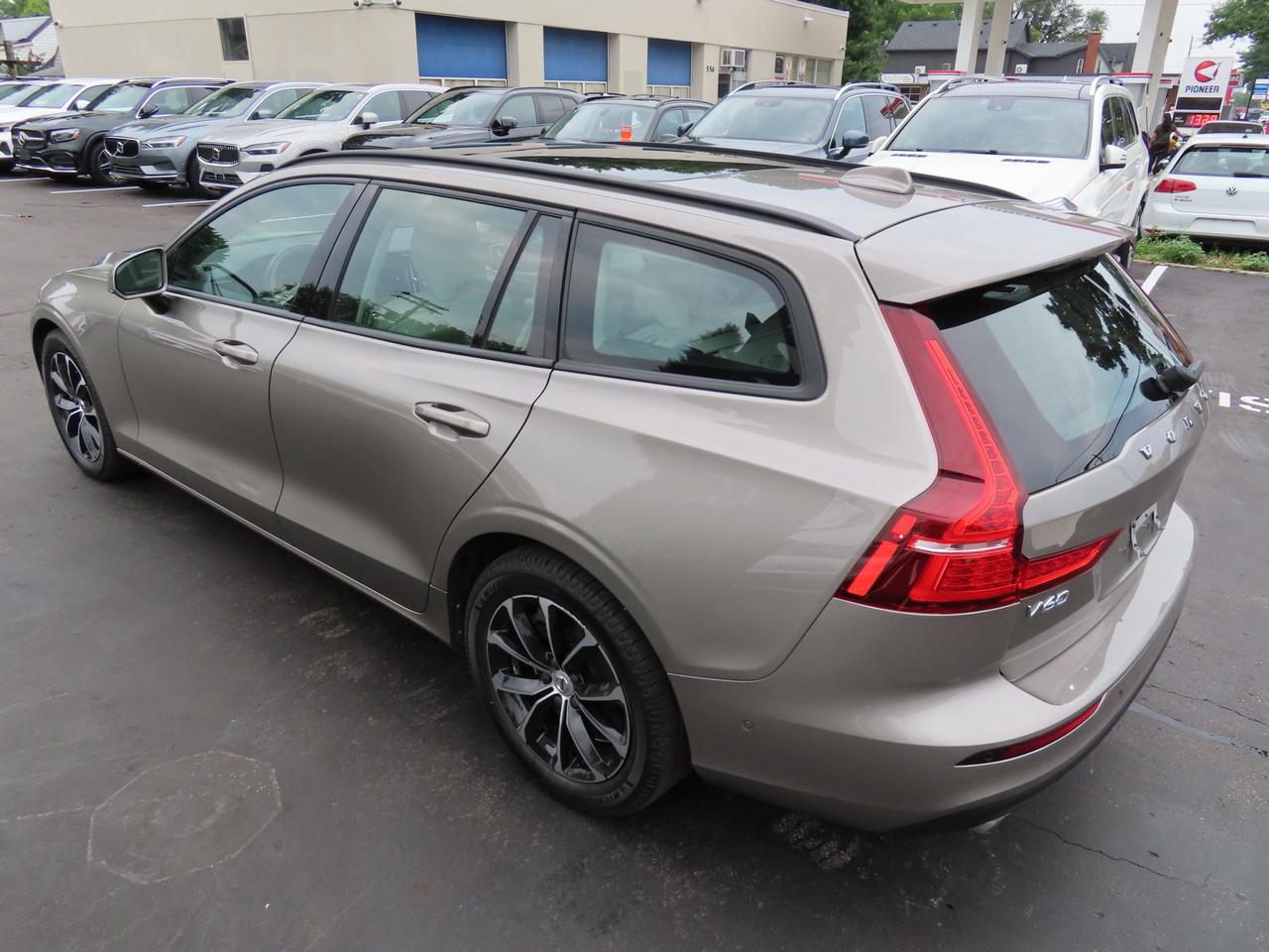 2019 Volvo V60 T5 Momentum - Navigation - Leather - Blind Spot Monitor !!! Photo