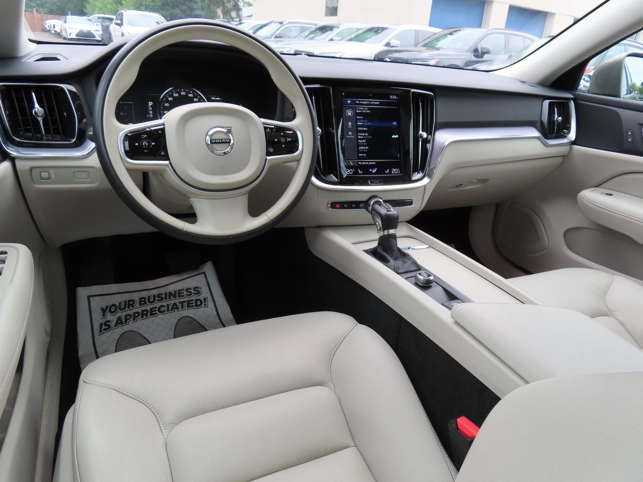 2019 Volvo V60 T5 Momentum - Navigation - Leather - Blind Spot Monitor !!! Photo