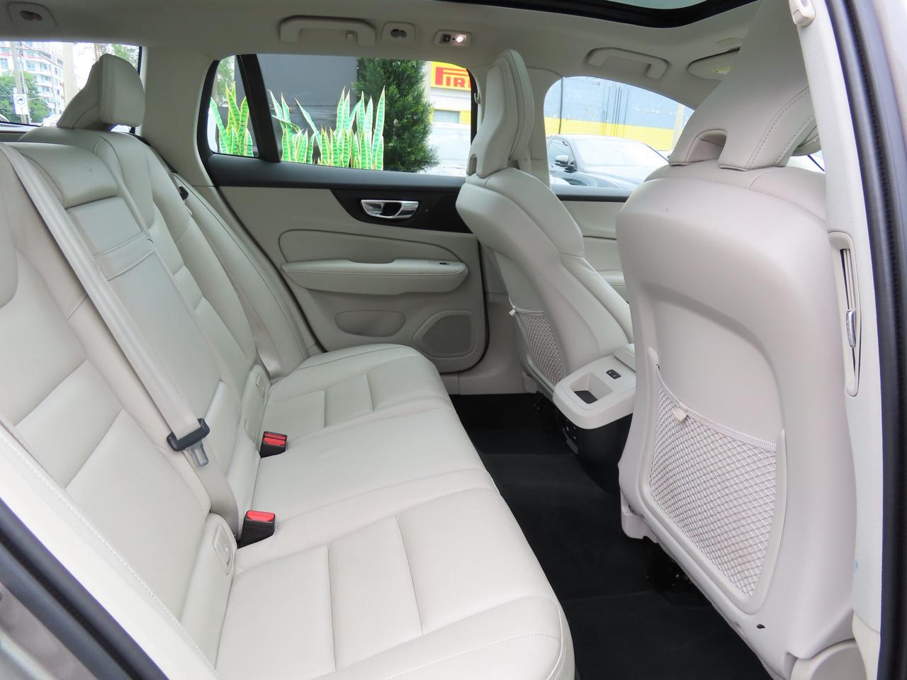 2019 Volvo V60 T5 Momentum - Navigation - Leather - Blind Spot Monitor !!! Photo